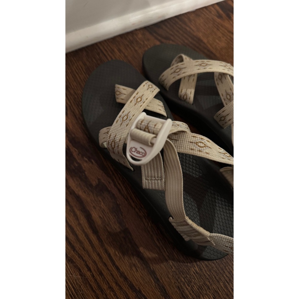 Women's Chaco Sandals - Chaco Z Size 9 Patterned strap with toe loop and buckle - Picture 2 of 5